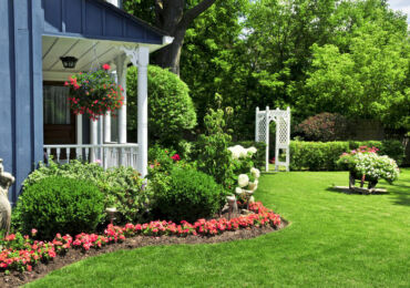 Comment aménager un beau jardin devant la maison de vos propres mains. Idées, photos