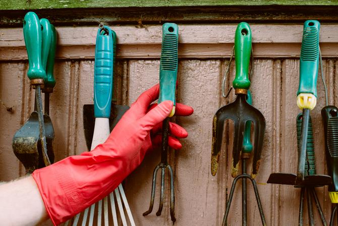 les outils de jardin doivent être soigneusement inspectés et, si nécessaire, lavés