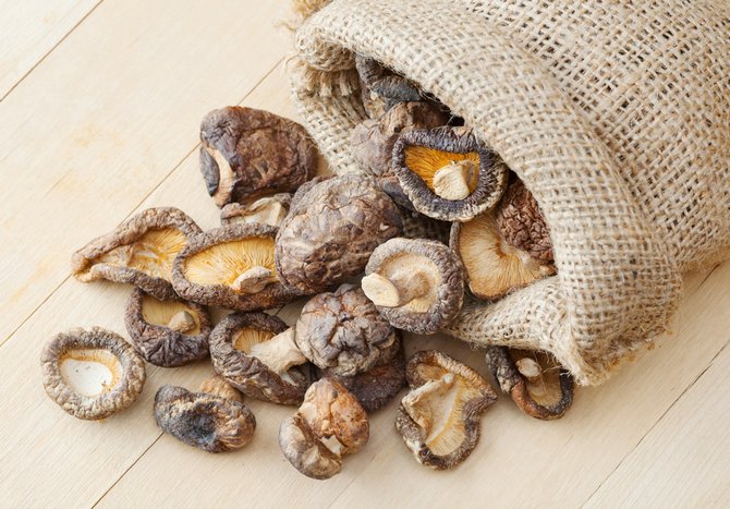 L'infusion de champignons est préparée à partir de champignons séchés