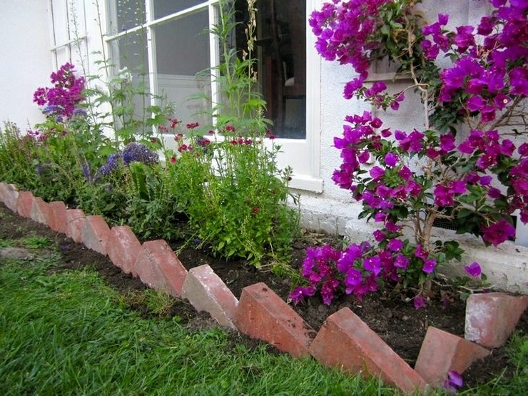 Pour briser un jardin de fleurs en ruban sur des zones vides, vous n'avez pas besoin de consacrer beaucoup de temps et d'efforts.